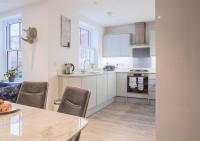 Stunning 2 Bed with Private Patio and Free Parking - B&B Cheltenham