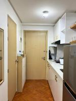 Minimalist Scandinavian 1BR Condo Unit in Quezon City with Parking - Ferienwohnung