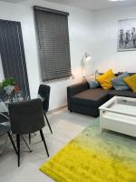 Stunning 2 bed apartment located on high street, 5 minutes from New Cross station, free parking, 1 minute from famous 5 star Lit shisha bar and restaurant - Bed and Breakfast Londen