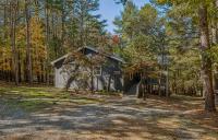 Mountain View Hideaway -- Pet Friendly, Grill, Wifi, Fire Pit, Deck, Screen Porch, Family Friendly, Game Room, Wood Stove - Chambres d'hôtes Morton Grove