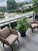 The Sunset Villa - 2BD APT w Pool & Lovely Views - B&B Kingston