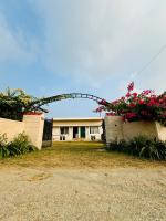 The Bougainvillea cottage farmstay near Dehradun , 2 bedroom private cottage next to fields and orchards with hill views - B&B Dehra Dūn
