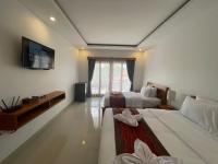 Habitación con cama extragrande y balcón