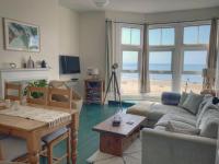 Fantastic 3 Bed Beachfront Flat with Seaview - B&B Margate