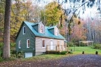 Cozy Cottage with Jacuzzi and Fire Pit and Reading Nook! - B&B