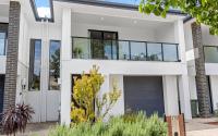 4 Bedrooms 3 Bathrooms Home with a big balcony in Tranmere - B&B Campbelltown