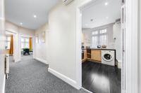 Stylish 2BR London Flat with King Bed-Parking Available-Sleeps 6-20 Percent OFF Off Long Stays! Perfect for Families, Contractors & Couples! - B&B