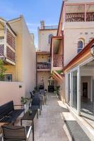 Elegant 6-Bed Home with Harbour Views - B&B Sydney