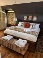 Habitación con cama extragrande y vistas al jardín 