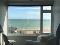 Beach house on private beach - B&B Pevensey