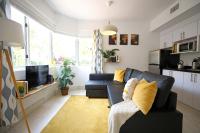 Family Friendly Condo Steps to Miami Beach with Free Parking - Chambres d’hôtes Miami Beach