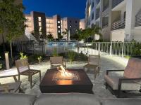 Luxury 2 Bed 2 Bath Waterfront Condo with Patio Sunsets Gym and Parking - B&B Sarasota