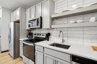 CozySuites Mass with parking lounge & roof deck #25 - Chambres d’hôtes Indianapolis