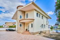 Villa Impresionante al Canal con Piscina - B&B Empuriabrava