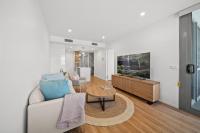 Indoor Pool Gym: Modern Hideout 12-Min From CBD - B&B