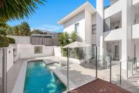 1 Alpha - Lovely and Spacious 3 bed apartment all on one level lift pool air con garden outlook - Chambres d'hôtes Sunshine Beach