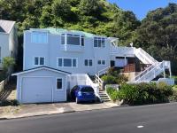 Seafront Haven in Island Bay with Deck and Outdoor Bath - B&B Wellington
