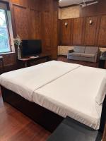 Zimmer mit Kingsize-Bett und Gartenblick. 