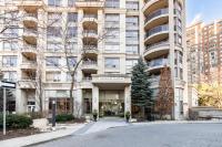 Luxury 2 bedroom Condo Near Square One with Massage Chair - Bed and Breakfast