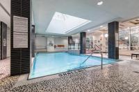 Modern 2BR 2 Bath Condo with Pool, Parking, Near YYZ and FIFA - Chambres d'hôtes Mississauga
