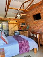 Habitación con cama grande y vistas al jardín