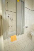 One-Bedroom Apartment with Shower