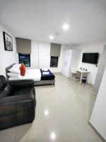 Luxurious 3 bed Ensuites & kitchenettes Nr LGI Hospital & Uni - Free 5G WIFI & Netflix Short Stays - Contractors Free Parking - Chambres d'hôtes Leeds