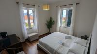 Zimmer mit Kingsize-Bett und Meerblick