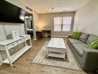 Cozy Aksarben Living-close to I-80 & WFH desk - Bed and Breakfast Omaha