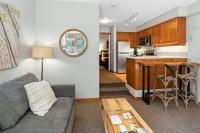 Alpenglow Lodge Cozy Studio with Den by MVA - B&B Whistler