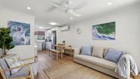 Sunset Palms - Stylish Retreat, BBQ, Walk to Beach - B&B Coffs Harbour