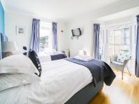 Tweepersoonskamer met 2 Aparte Bedden en Eigen Badkamer