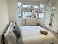 Charming Luton Home for Families & Business Stays - B&B