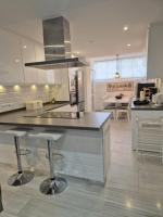 Luxurious Three Bedroom Duplex Apt Close to Beach - Ferienwohnung