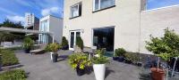 Zimmer mit Kingsize-Bett und Gartenblick.