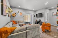 Luxury Apt, Gym, King Bds, Comfy Sectional - Bed and Breakfast Rogers