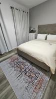 Habitación con cama grande