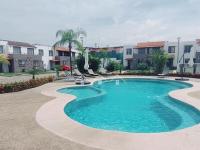 Modern Pool Side, 3 Bdrm House with parking - B&B
