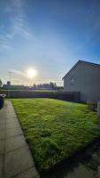Cozy 2 Bedroom House next to Nature Reserve,AB22, WIFI, Free Parking, Netflix, Pet - Friendly - Bed and Breakfast