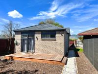 Modern Home with 2 Ensuites Only 17 Minutes to City and CHC Airport - B&B