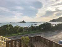 Seafront Haven in Island Bay with Deck and Outdoor Bath - B&B Wellington