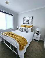 Spacious and Modern Home away from Home - B&B Eglinton