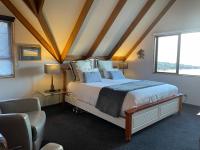 King Room with Mountain View and En Suite 