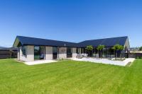 Elegant 4BR Retreat with Garage, Family friendly - B&B