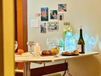 New, 3min to Hapjeong St, Airport bus stop, 8min to Hongdae & Mangwon Market, Han River Park, 2BR 3QB full of sunshine, Hotel bedding, City Nature - Bed and Breakfast Seoel