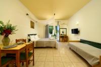 Chambre Triple - Vue sur la Piscine