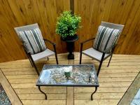 Cozy Cabana with Large Private Outdoor Hot Tub - Chambres d'hôtes Nanoose Bay