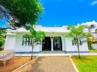 Private Villa with a Pool, Beach Front - The White House - B&B Ahangama