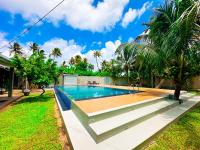 Private Villa with a Pool, Beach Front - The White House - Bed and Breakfast Ahangama