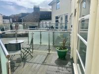 Waterside apartment, central Falmouth, Vi-spring king bed, gated parking - B&B